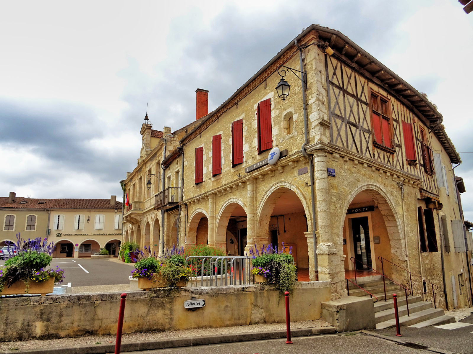 Place et arcades de Mauvezin dans le Gers